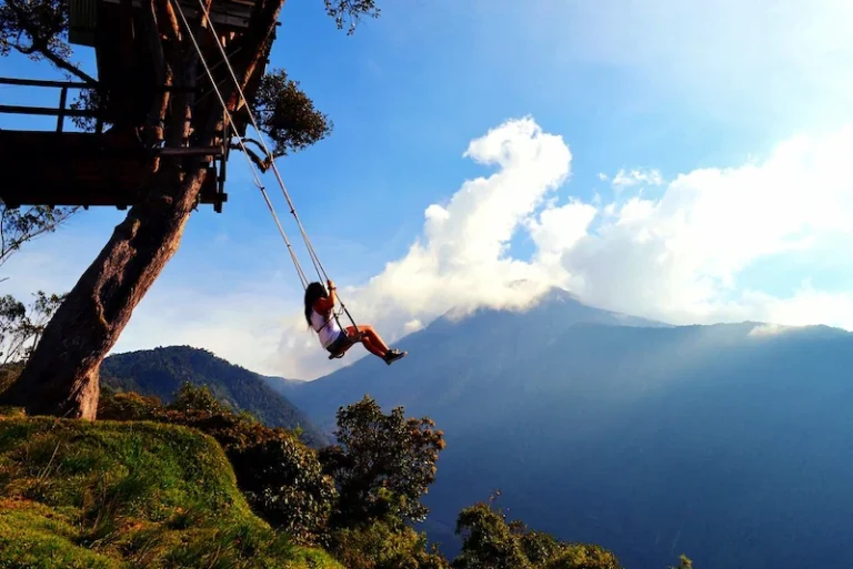 Tours in Ecuador, La casa del Arbol in Baños Ecuador