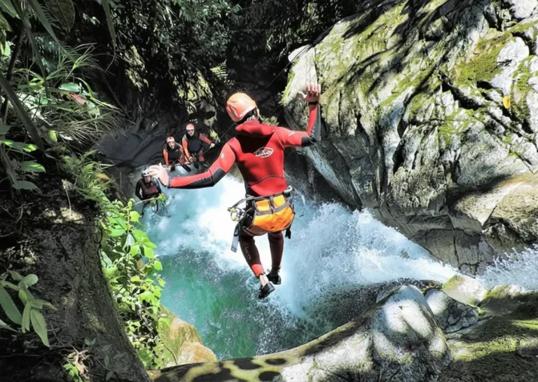 The extreme canyoning in Ecuador, from Baños, Cashaurco