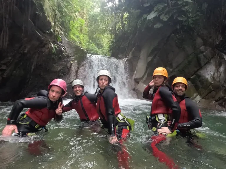 Tour de canyoning en Baños Ecuador aventura extrema en el cañón de Cashaurco.
