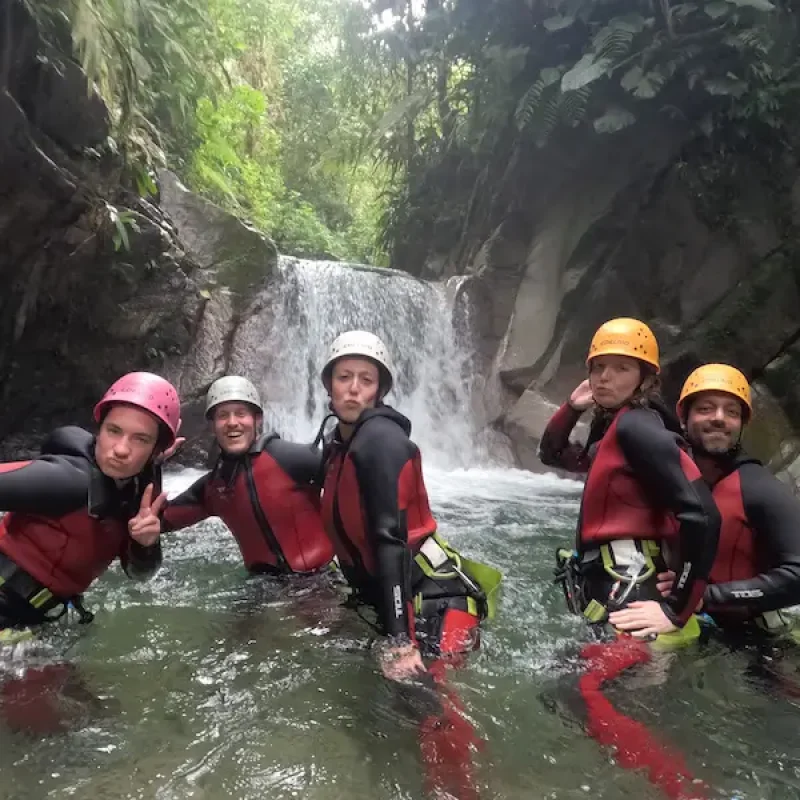 Tour de canyoning en Baños Ecuador aventura extrema en el cañón de Cashaurco.