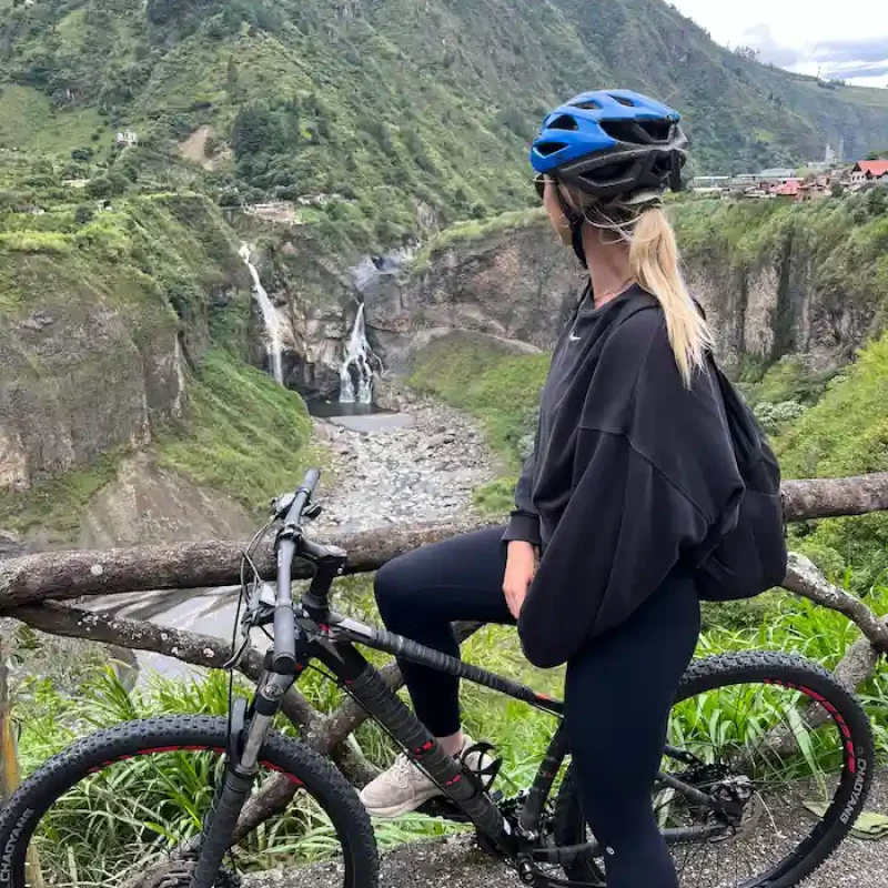 Adventure travelers riding premium mountain bikes at the start of the Pailon del Diablo by bike route in Baños.
