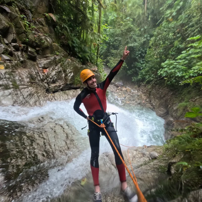 best-canyoning-tour-banos-zipline